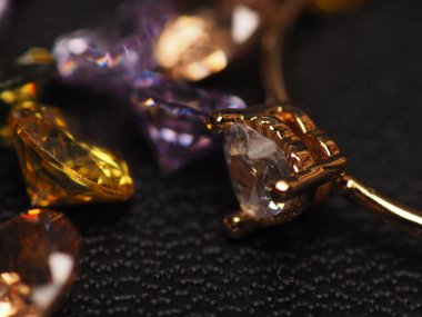 Güzel pırlanta boncuklarla altın yüzük vurun.