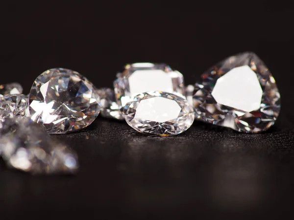 Gros Plan Pousse Groupe Diamants Étincelants Tirer Sur Cuir Noir — Photo