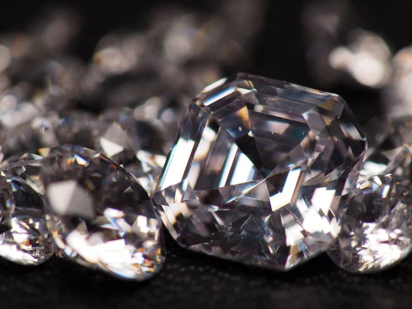 Close Tiro Grupo Diamantes Cintilantes Atirar Couro Preto Como Fundo — Fotografia de Stock