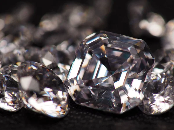 Gros Plan Pousse Groupe Diamants Étincelants Tirer Sur Cuir Noir — Photo