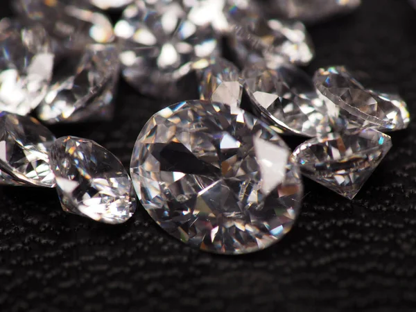 Detailní Záběr Skupiny Jiskřivých Diamantů Střílet Černou Kůži Jako Pozadí — Stock fotografie