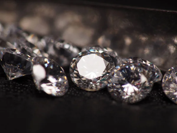 Närbild Fotografering Grupp Gnistrande Diamanter Skjuta Svart Läder Som Bakgrund — Stockfoto