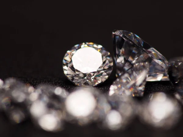 Close Tiro Grupo Diamantes Cintilantes Atirar Couro Preto Como Fundo — Fotografia de Stock