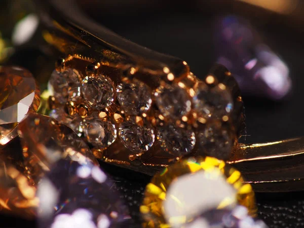 Közelkép Lődd Arany Gyűrű Gyönyörű Csillogó Gyémánt Gyöngyök — Stock Fotó