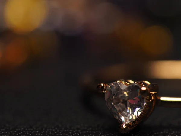 Close Schieten Van Gouden Ring Met Mooie Sprankelende Diamanten Kralen — Stockfoto