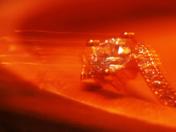 Nahaufnahme Shooting Von Goldring Mit Wunderschönen Funkelnden Diamantperlen — Stockfoto