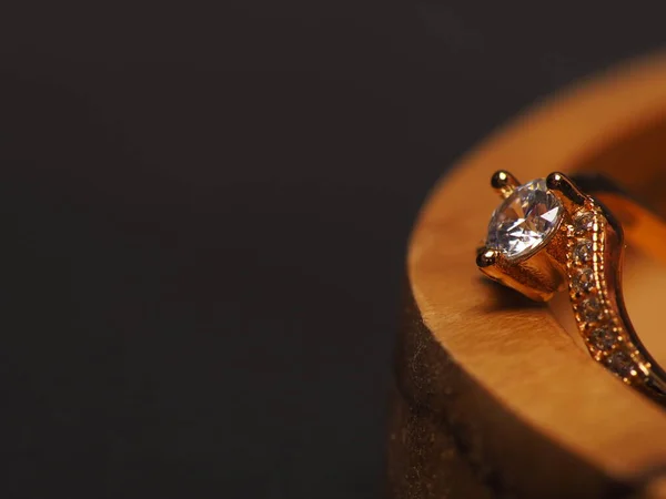 Close Schieten Van Gouden Ring Met Mooie Sprankelende Diamanten Kralen — Stockfoto