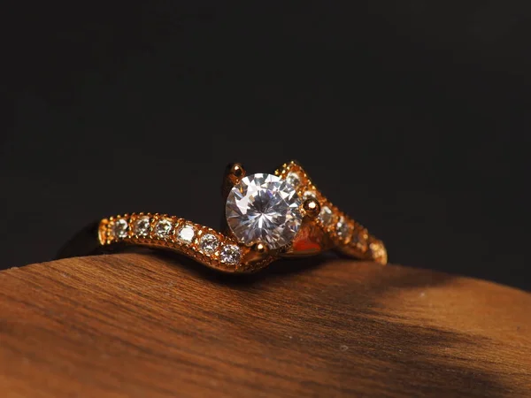 금고리를 아름다운 다이아몬드 구슬로 — 스톡 사진