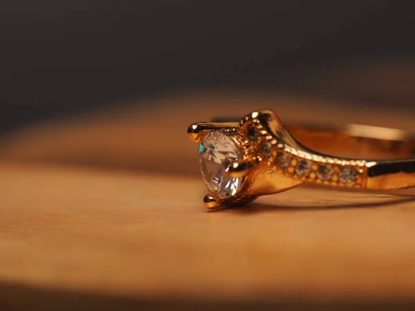 Fechar Atirar Anel Ouro Com Belas Contas Diamante Espumante — Fotografia de Stock