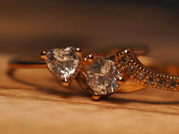 Close Schieten Van Gouden Ring Met Mooie Sprankelende Diamanten Kralen — Stockfoto