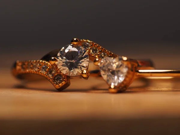 Close Schieten Van Gouden Ring Met Mooie Sprankelende Diamanten Kralen — Stockfoto