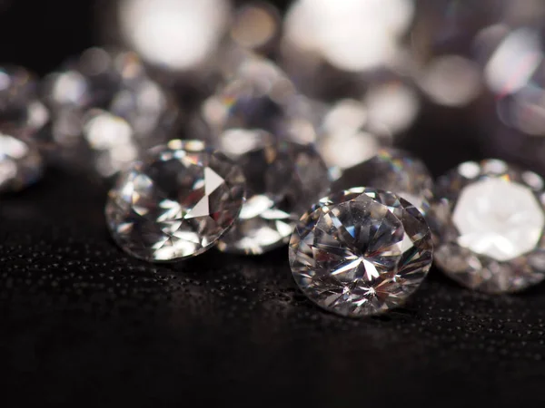 Gros Plan Pousse Groupe Diamants Étincelants Tirer Sur Cuir Noir — Photo