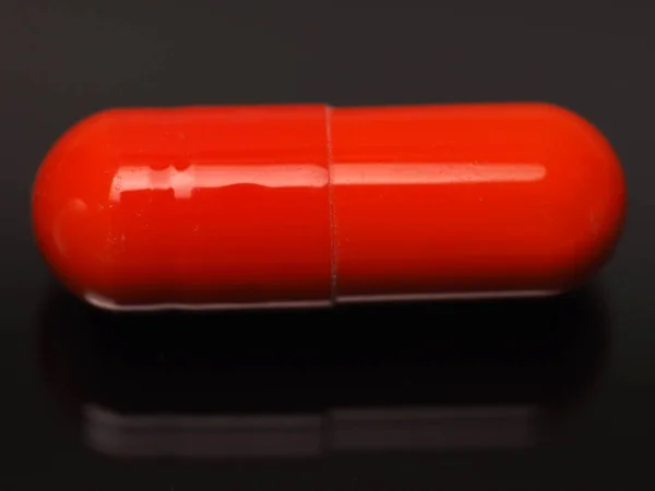 Gros Plan Capsule Orange Qui Contient Des Médicaments Blancs Poudre — Photo