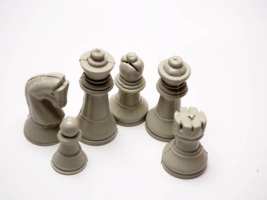 Beyaz izole bir arkaplanda satranç taşlarının çekimini kapat