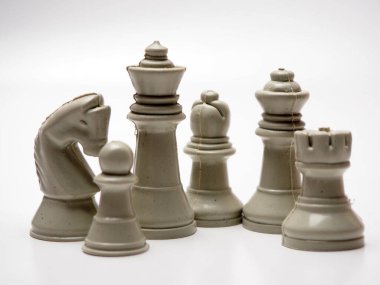 Beyaz izole bir arkaplanda satranç taşlarının çekimini kapat