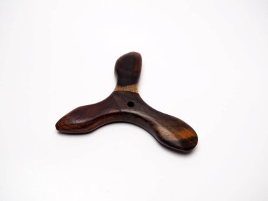 Terapist elini ve ahşap aletini kullanarak hastanın ayağına refleksoloji uyguluyor.