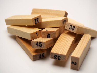 Çocuklar için ahşap eğitici oyuncakların resmi.