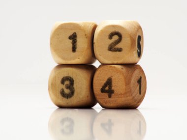 Tahta zarı numarasıyla yakın çekim yap, beyaz izole bir arkaplanda yakala