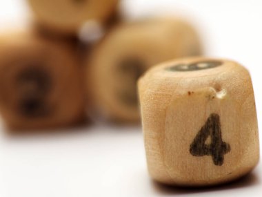 Tahta zarı numarasıyla yakın çekim yap, beyaz izole bir arkaplanda yakala