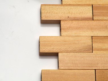 Çam ağacı yığını, izole edilmiş beyaz arka planda çekim yap