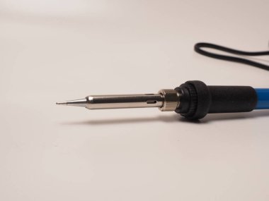 Lehim demiri yakın çekim, elektrik bileşenleri lehimlemek için bir araç. İzole edilmiş beyaz arkaplanda çekim yap