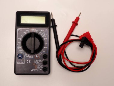 Voltaj, direnç ve akım gibi elektriksel şeyleri ölçmek için siyah dijital multimetre veya AVO ölçer resmi. İzole edilmiş beyaz bir arkaplanda çekim yap
