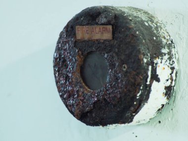 Beyaz duvara monte edilen kırsal yangın alarmının çekimini kapat