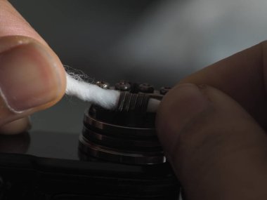 Vape / e sigara yakın çekim. Geleneksel sigarayı değiştirmek için yeni yenilik.