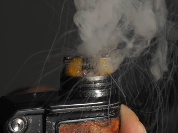 关闭拍摄的蒸气 E香烟 改变传统香烟的新创新 — 图库照片