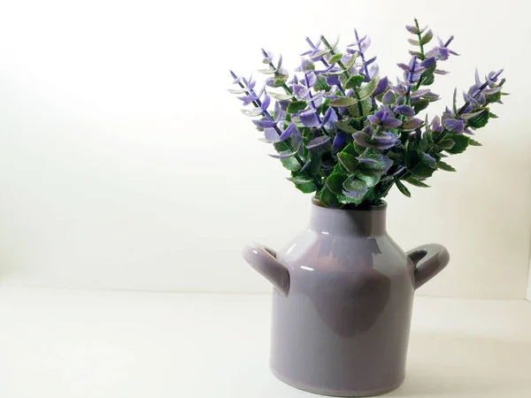 Immagine Fiore Plastica Artificiale Vaso Ceramica Spara Sfondo Bianco Isolato — Foto Stock