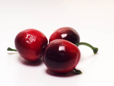 Yapay kiraz çekimini beyaz izole bir arkaplanda kapat