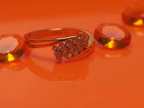 반짝이는 아름다운 보석들을 클로즈업합니다 오렌지 문자로 배경을 — 스톡 사진