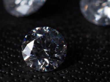 Parlak elmasların yakın çekimi. Siyah desenli bir arkaplanda çekim yap