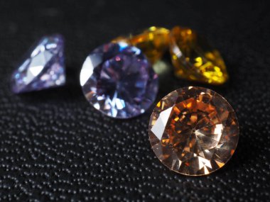 Parlak elmasların yakın çekimi. Siyah desenli bir arkaplanda çekim yap