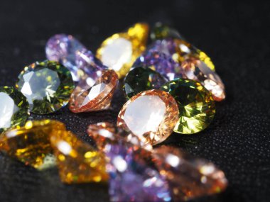 Parlak elmasların yakın çekimi. Siyah desenli bir arkaplanda çekim yap