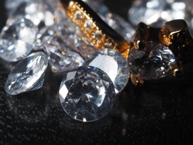 Parlak elmasların yakın çekimi. Siyah desenli bir arkaplanda çekim yap