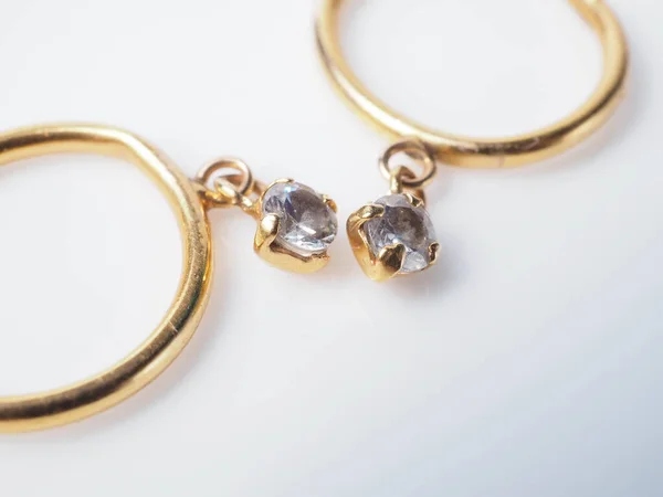 Plan Rapproché Une Paire Boucles Oreilles Dorées Avec Diamants Tourner — Photo