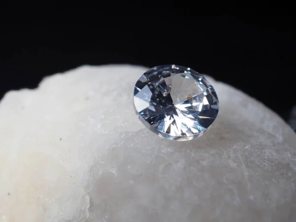 Gros Plan Pousse Diamants Brillants Tourner Sur Fond Texturé Noir — Photo