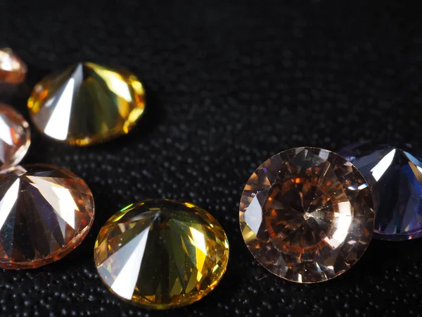 Gros Plan Pousse Diamants Brillants Tourner Sur Fond Texturé Noir — Photo