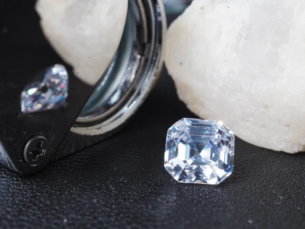 Brote Cercano Diamantes Brillantes Dispara Sobre Fondo Negro Con Textura —  Fotos de Stock