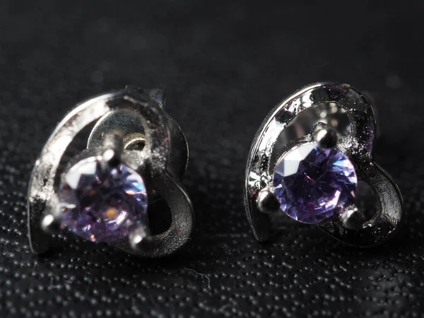 Nahaufnahme Eines Silberohrrings Mit Facettiertem Amethyst Edelstein Schuss Auf Schwarzem — Stockfoto