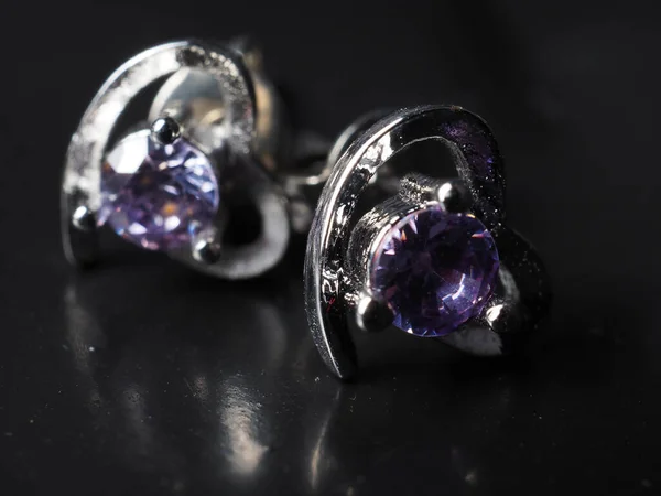 Nahaufnahme Eines Silberohrrings Mit Facettiertem Amethyst Edelstein Schuss Auf Schwarzem — Stockfoto