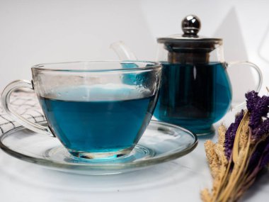 Kelebek çiçeğinden ya da Klitorya Ternatea 'dan yapılmış bir fincan mavi çay.