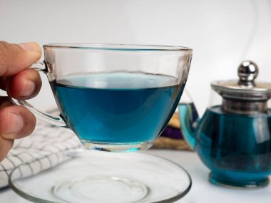 Kelebek çiçeğinden ya da Klitorya Ternatea 'dan yapılmış bir fincan mavi çay.