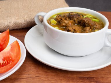 Tongseng, Endonezya 'nın geleneksel yemeklerinden biri. Baharatlı keçi ya da koyun etinden yapılmış.