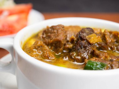 Tongseng, Endonezya 'nın geleneksel yemeklerinden biri. Baharatlı keçi ya da koyun etinden yapılmış.