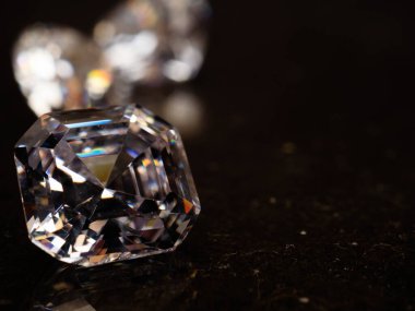 Siyah arka planda parıldayan güzel elmasların yakın plan çekimi