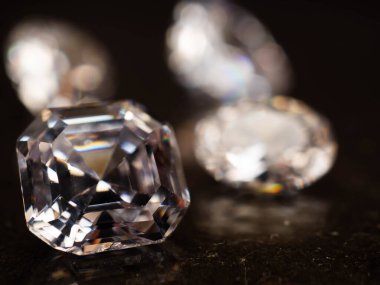 Siyah arka planda parıldayan güzel elmasların yakın plan çekimi