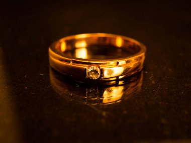 Siyah arka planda güzel elmaslar olan altın alyansı yakın çekim