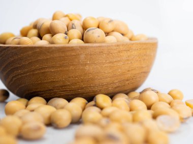 Ahşap bir fincanda soya fasulyesi yakın çekim. İzole edilmiş beyaz bir arkaplanda çekim yap